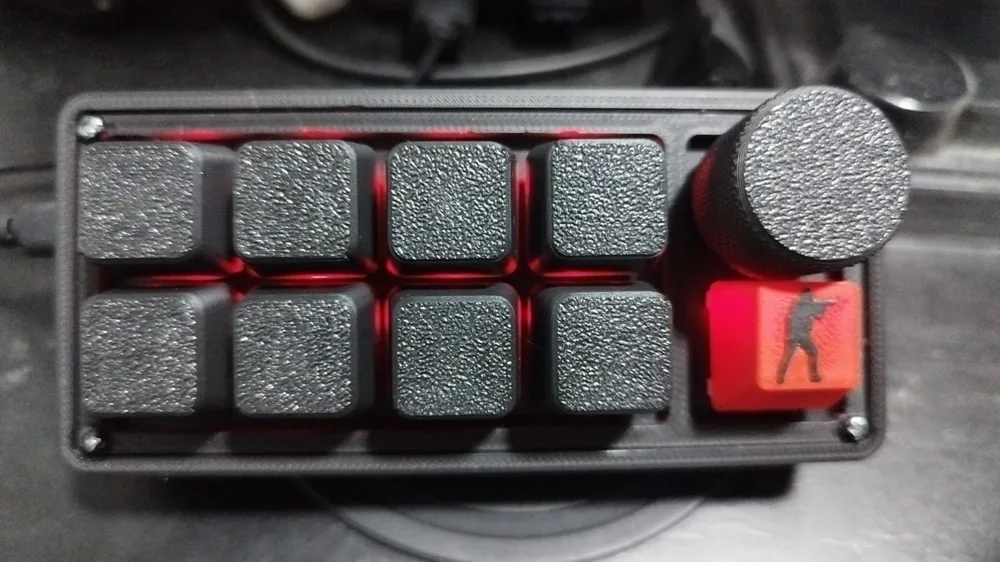 Teclado macro Axiom Systems com teclas texturizadas e knob rotativo