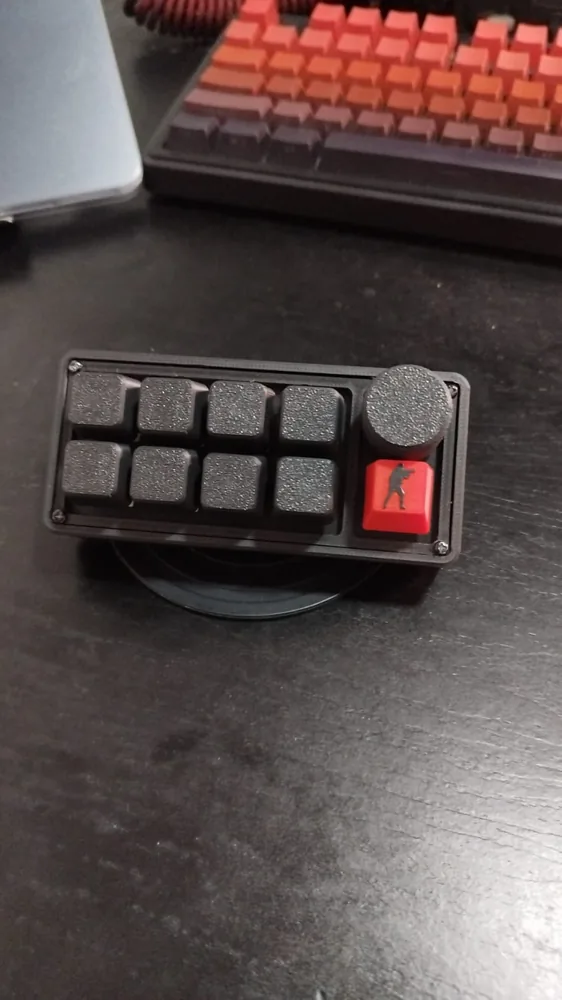 Teclado macro Axiom Systems com teclas texturizadas, iluminação vermelha e keycap CS2